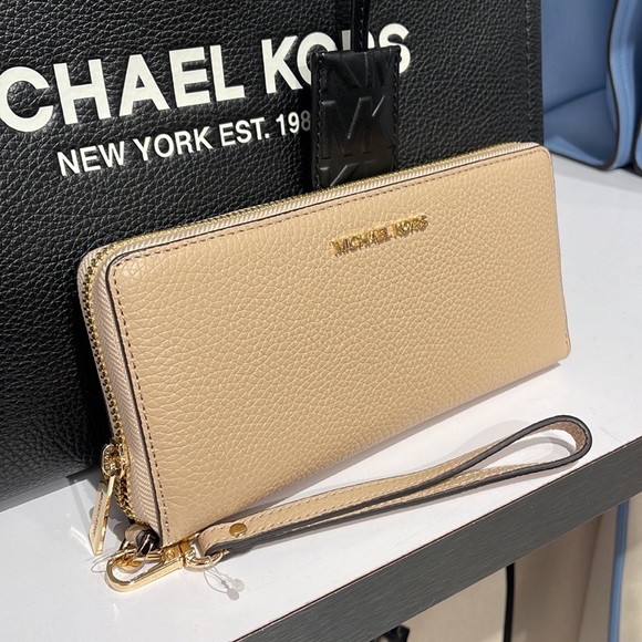 Michael Kors Jet Set Travel Large Travl CONTINENTAL Wristlet - wallet phone hldr - Picture 1 of 16